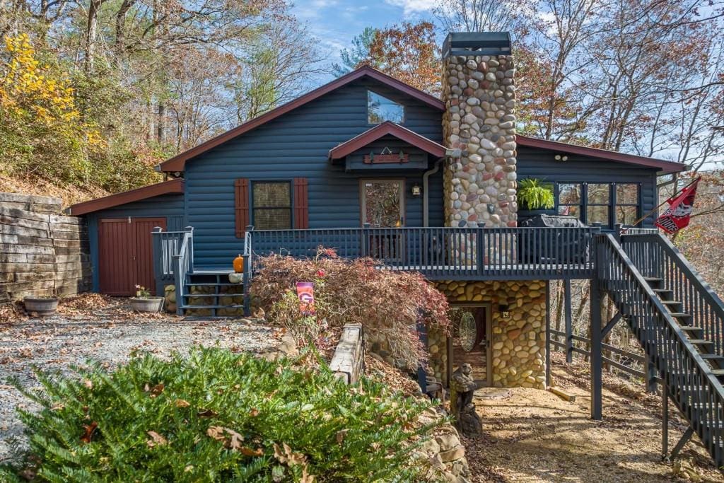 view of front of home featuring a wooden deck