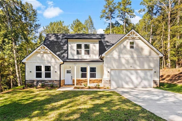 view of front facade featuring a garage and a front yard