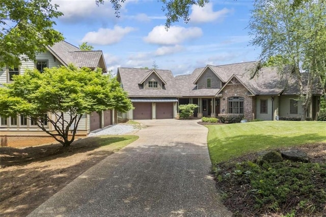 view of front of house featuring a front lawn