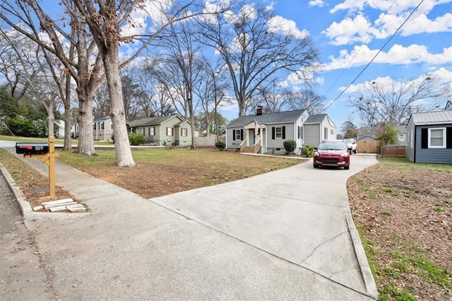 view of front facade with a front yard