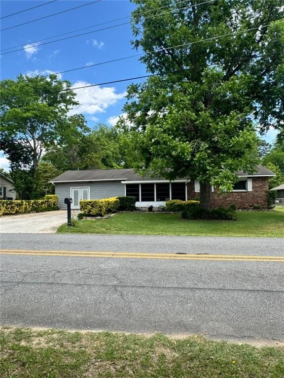 203 Pinecrest Dr, Warner Robins, GA 31093 - view of front of property featuring a front yard and driveway