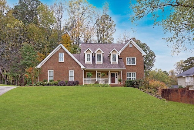 view of front facade featuring a porch and a front yard