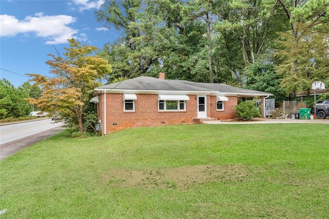 view of front of property featuring a front lawn