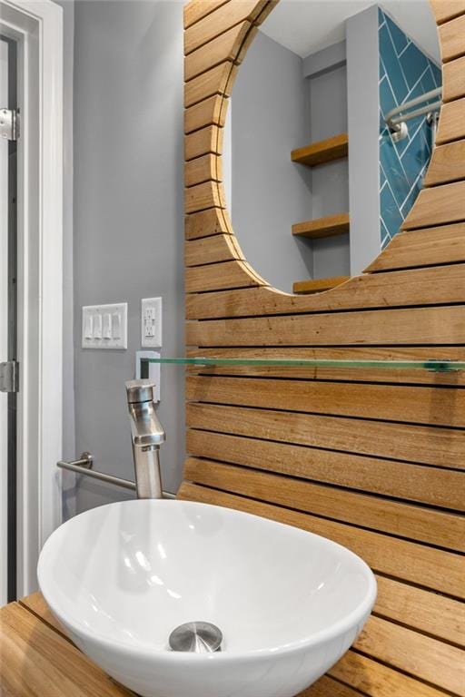 bathroom featuring a sink