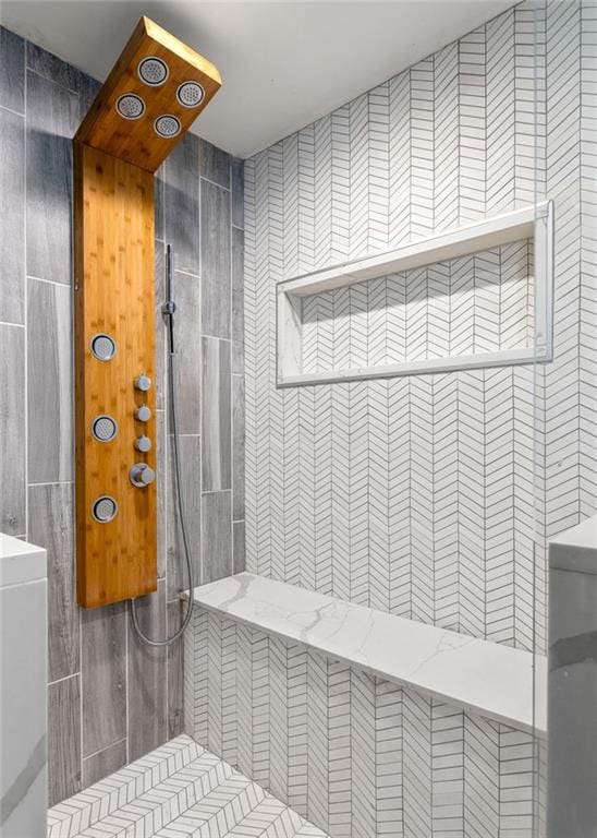 full bathroom featuring a tile shower