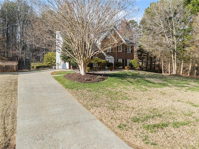 view of front of property with a front lawn, a garage, and driveway