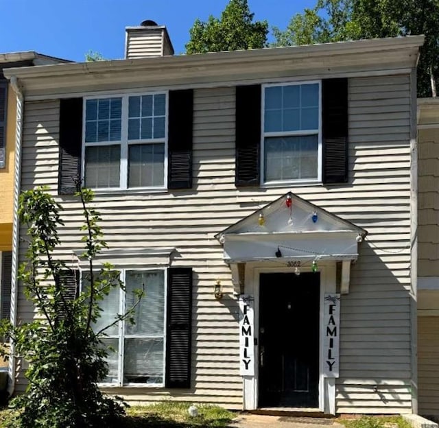 townhome / multi-family property featuring a chimney