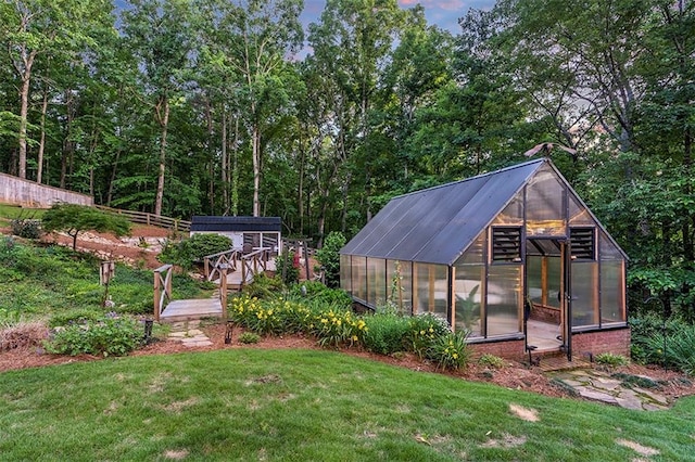 view of yard featuring an outbuilding