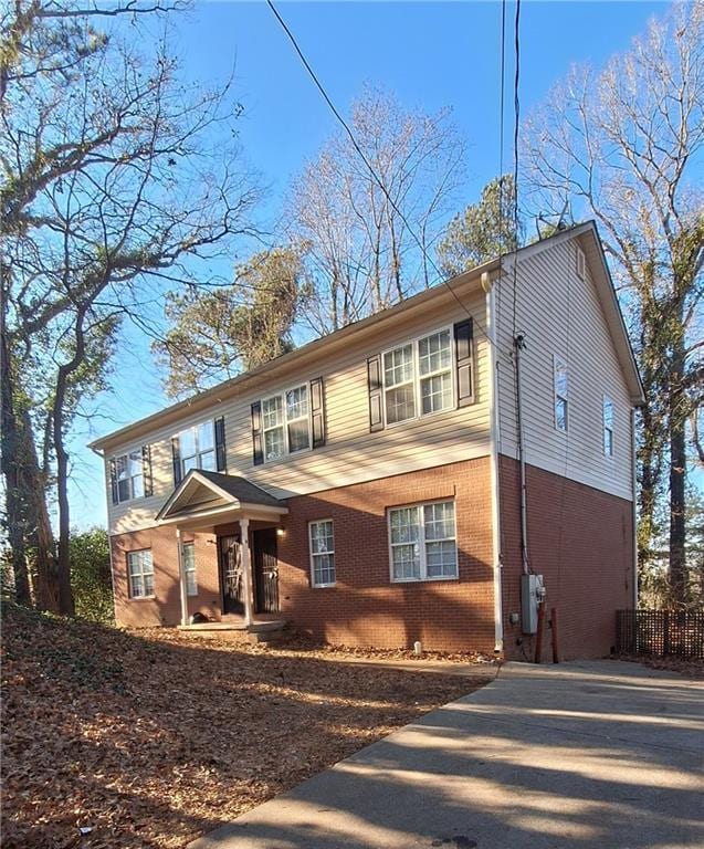 view of front of property featuring covered porch