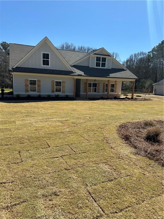 view of front facade featuring a front lawn