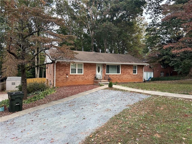 view of front of property featuring a front yard