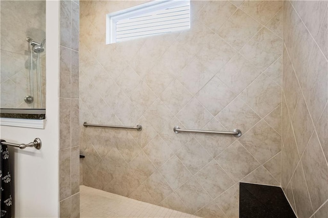 bathroom featuring tiled shower