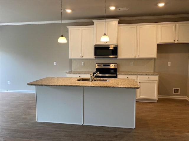 kitchen with appliances with stainless steel finishes, a sink, baseboards, crown molding, and an island with sink