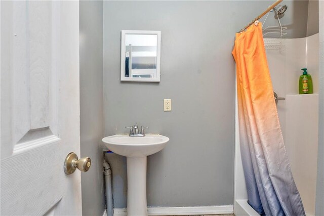 bathroom featuring curtained shower