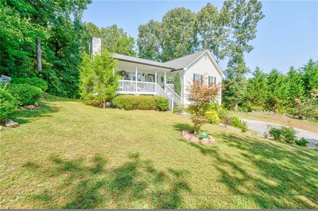 view of front of property featuring a porch and a front yard