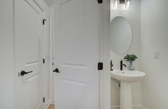 bathroom featuring a sink