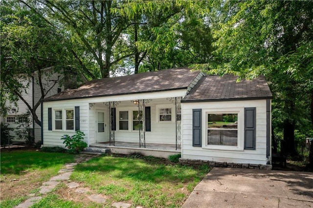 153 Hood Cir, Decatur, GA 30030 - single story home featuring a front yard and covered porch