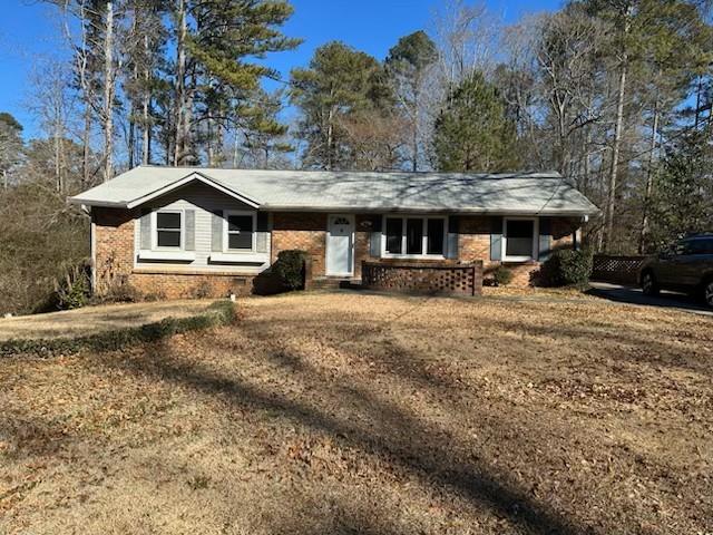 ranch-style home with a front yard