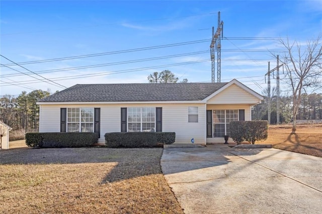 ranch-style house featuring a front yard