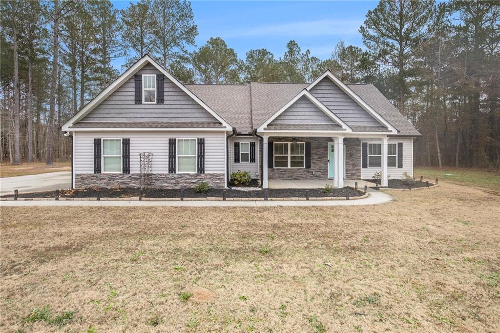 125 Evergreen S, Barnesville, GA 30204 - view of front of property featuring covered porch and a front yard