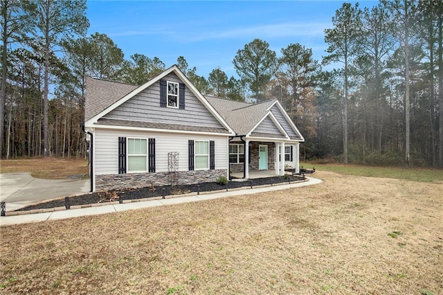 view of front facade featuring a porch and a front lawn