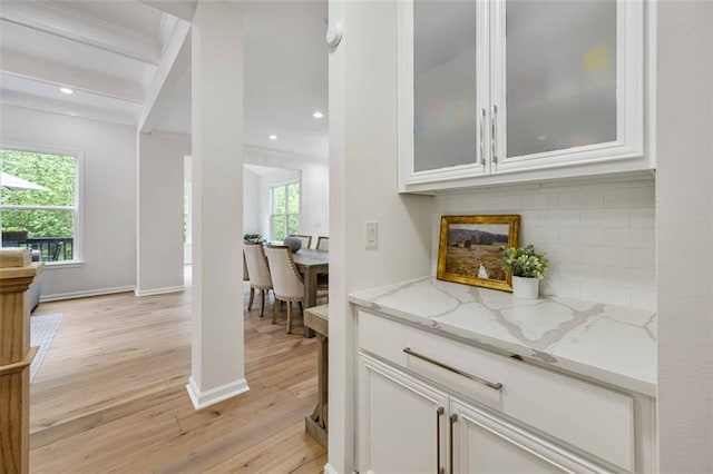 bar with backsplash, recessed lighting, baseboards, and light wood finished floors