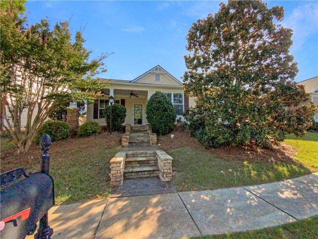 view of front of home featuring a ceiling fan and a front lawn