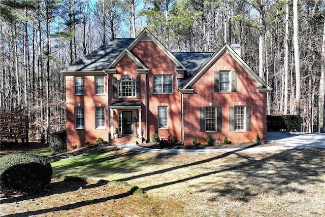 view of front facade featuring a front lawn