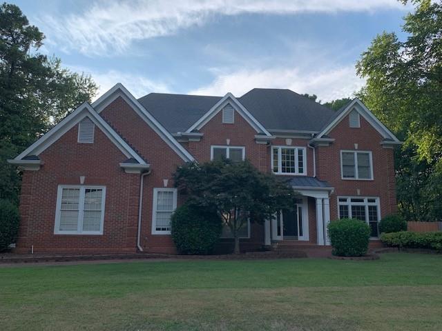 view of front of property featuring a front yard