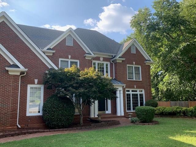 view of front of home featuring a front lawn