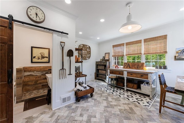 interior space featuring recessed lighting, a barn door, visible vents, baseboards, and ornamental molding