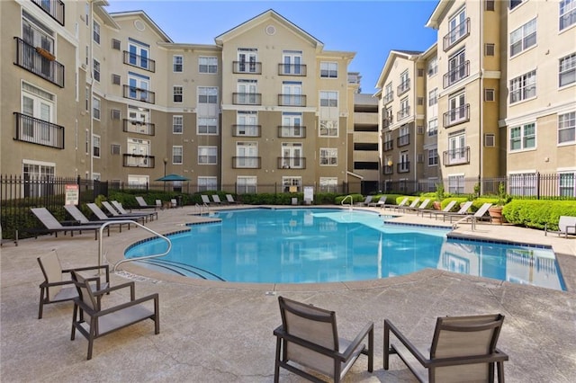 800 Peachtree St NE Unit 2304, Atlanta, GA 30308 - community pool featuring fence and a patio area