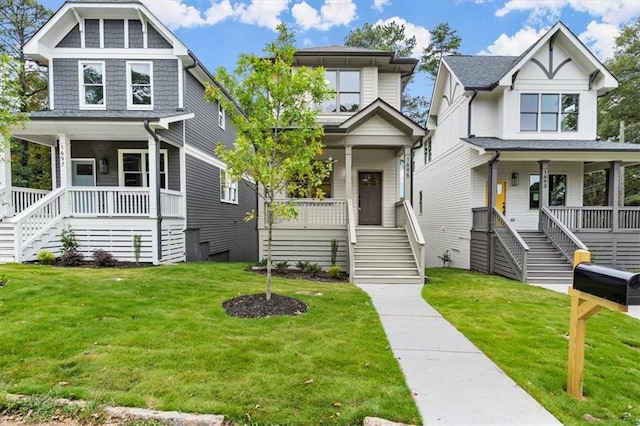 view of front of property featuring a front yard and a porch