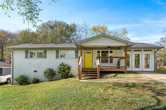 view of front facade featuring a front yard and ceiling fan