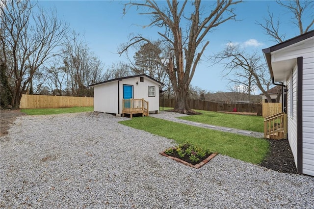 view of yard featuring an outdoor structure