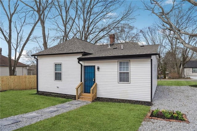 view of front of property featuring a front lawn