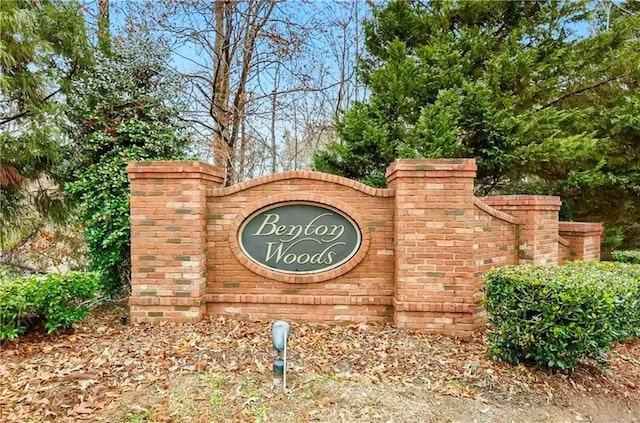 view of community / neighborhood sign