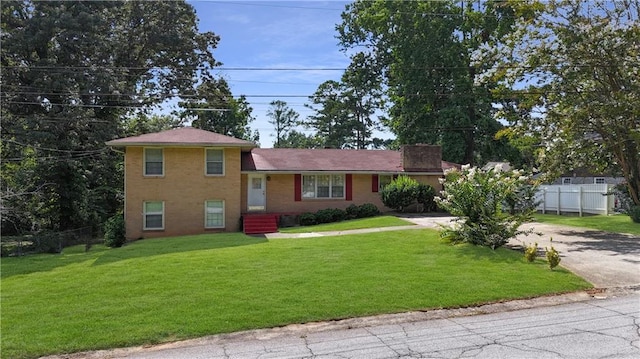 split level home featuring a front yard