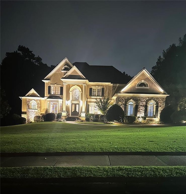 view of front facade featuring a yard