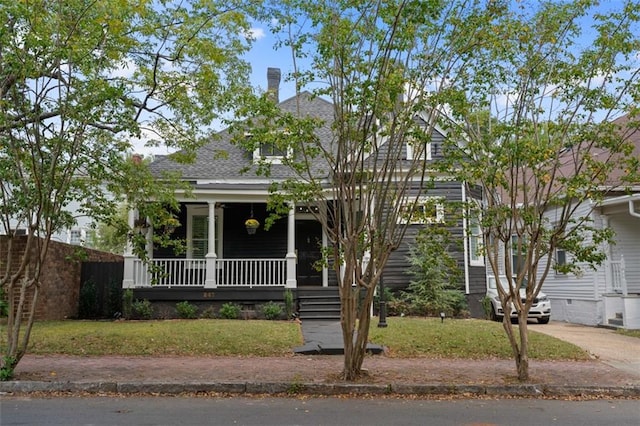 view of front facade featuring a front yard and a porch