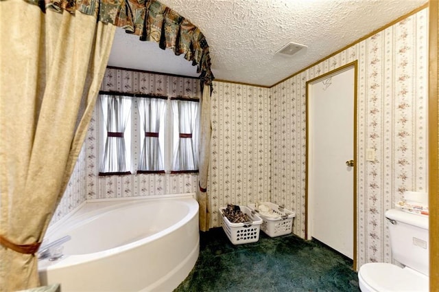 full bath featuring wallpapered walls, visible vents, a garden tub, and a textured ceiling