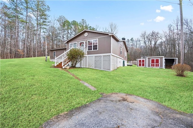 view of side of property featuring a yard