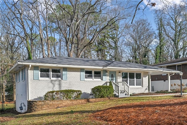 single story home featuring a front lawn