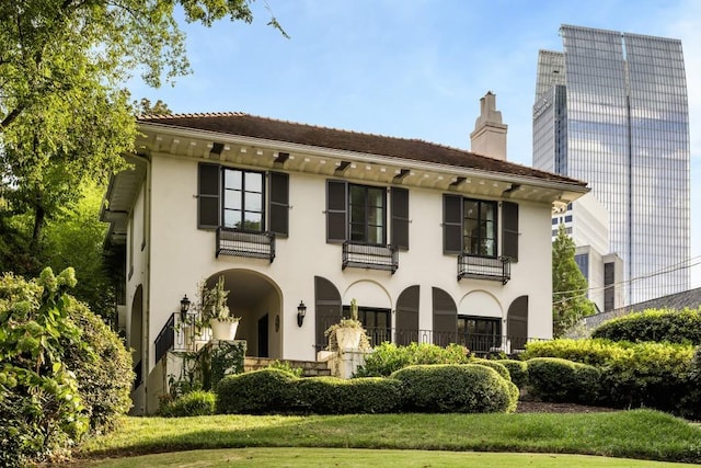 view of front of house with a front lawn