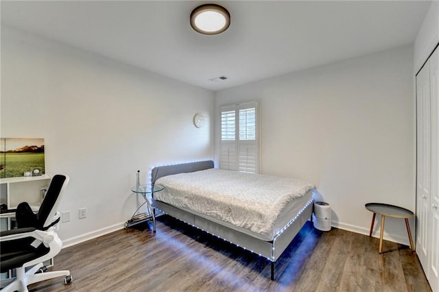 3355 Olivia Ct, Cumming, GA 30041 - bedroom featuring wood finished floors, baseboards, and an office area