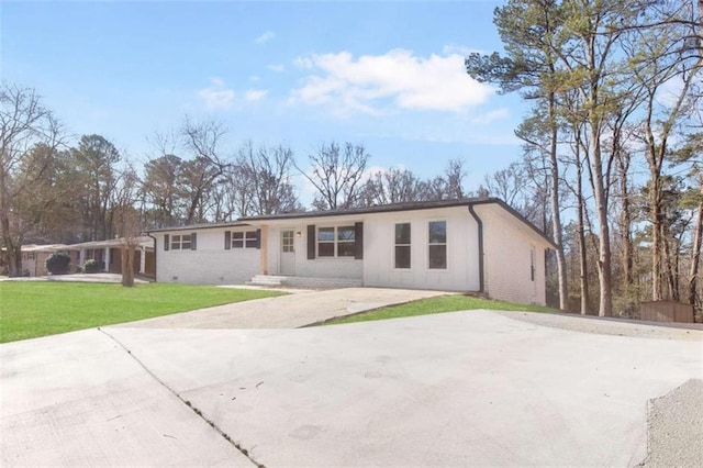 single story home featuring a carport and a front lawn