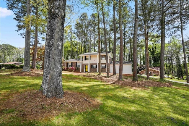 view of front facade featuring brick siding and a front yard