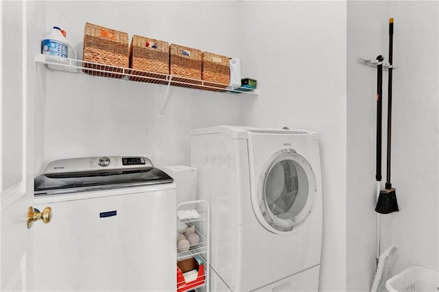 laundry room with laundry area and independent washer and dryer