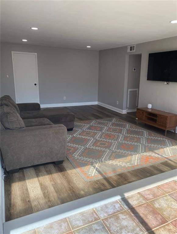 living area with visible vents, recessed lighting, and baseboards