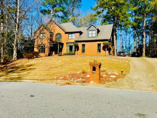 view of front of home featuring a front lawn